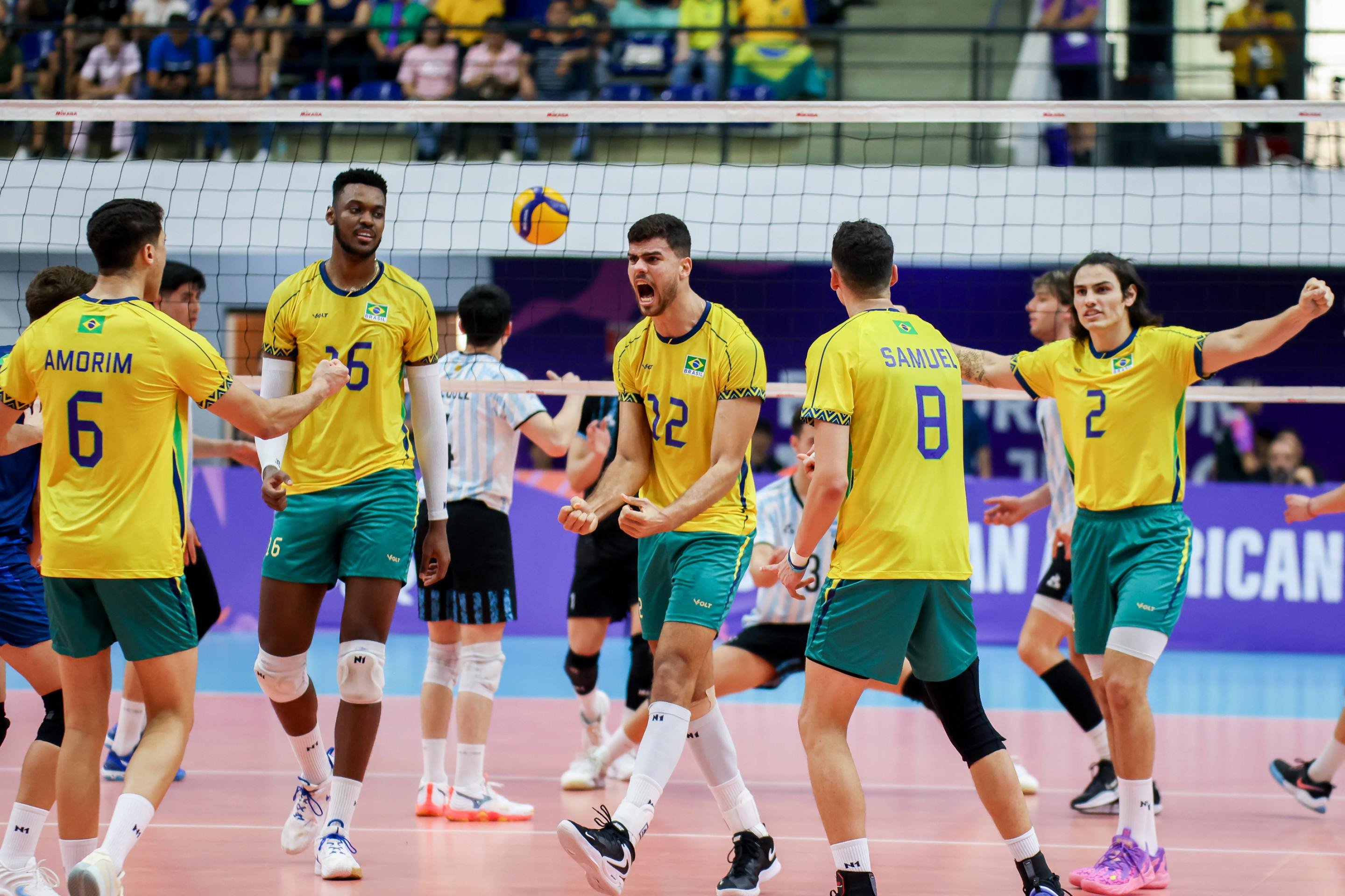 Em jogo frenético, Brasil vira sobre a Argentina e leva ouro no vôlei