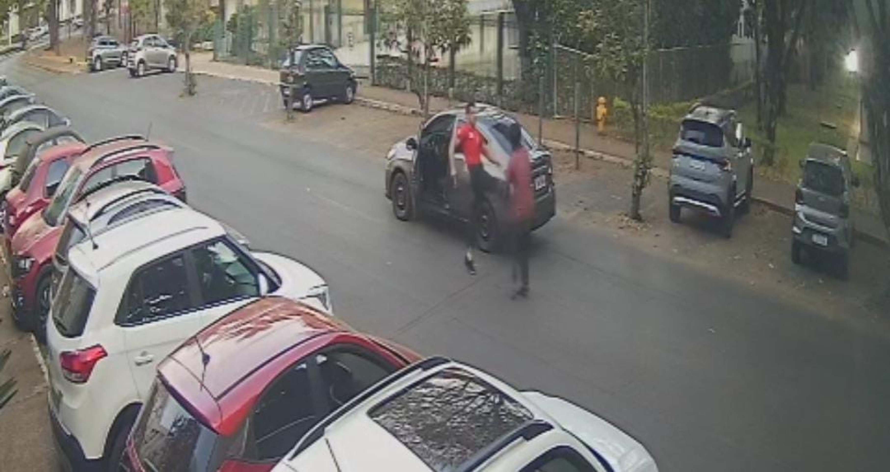 Vídeo: Homem atira no chão e agride pessoa em situação de rua na Asa Norte