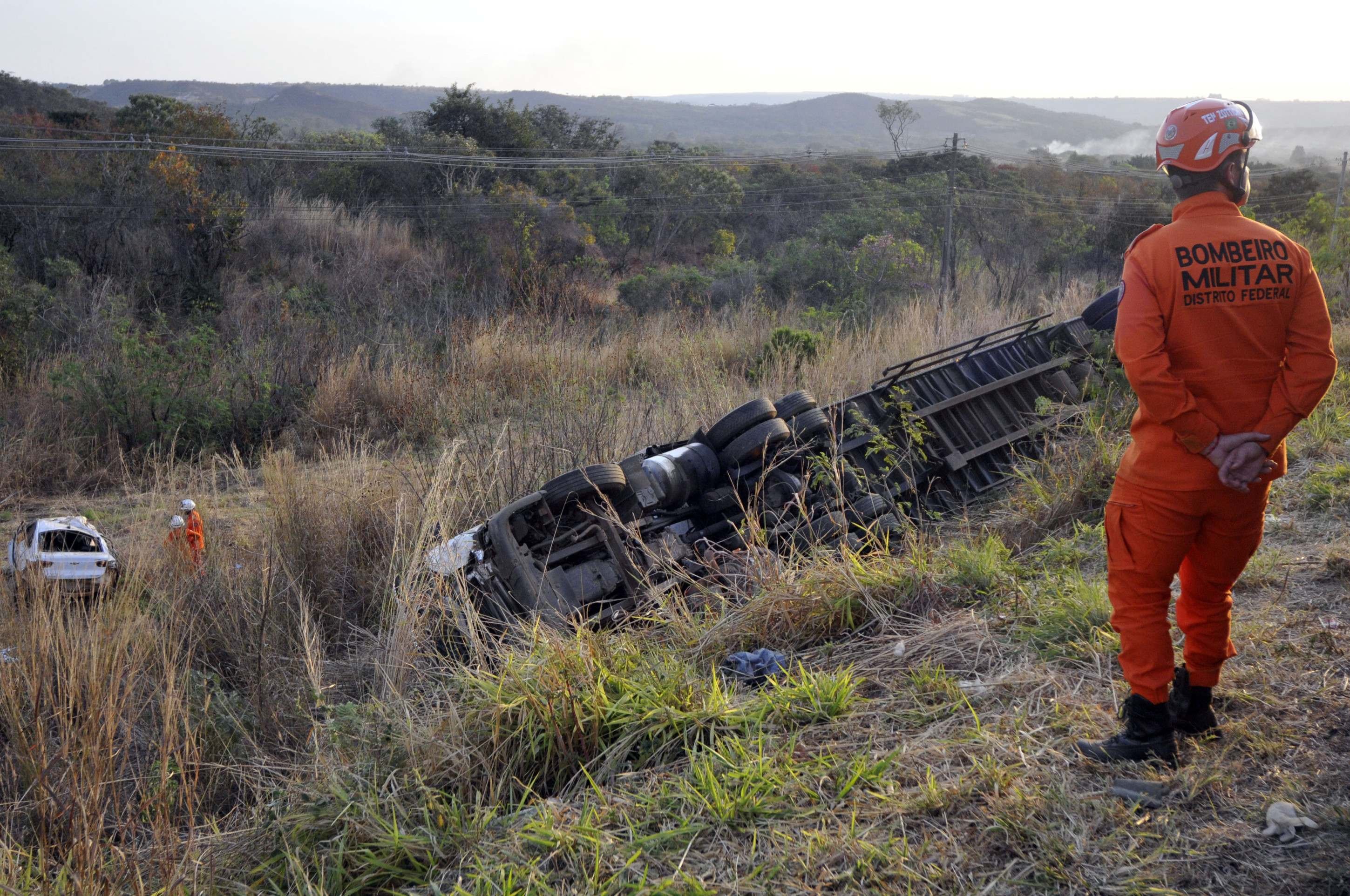 O condutor do Onix perdeu o controle e colidiu contra a carreta, que seguia na via contrária.