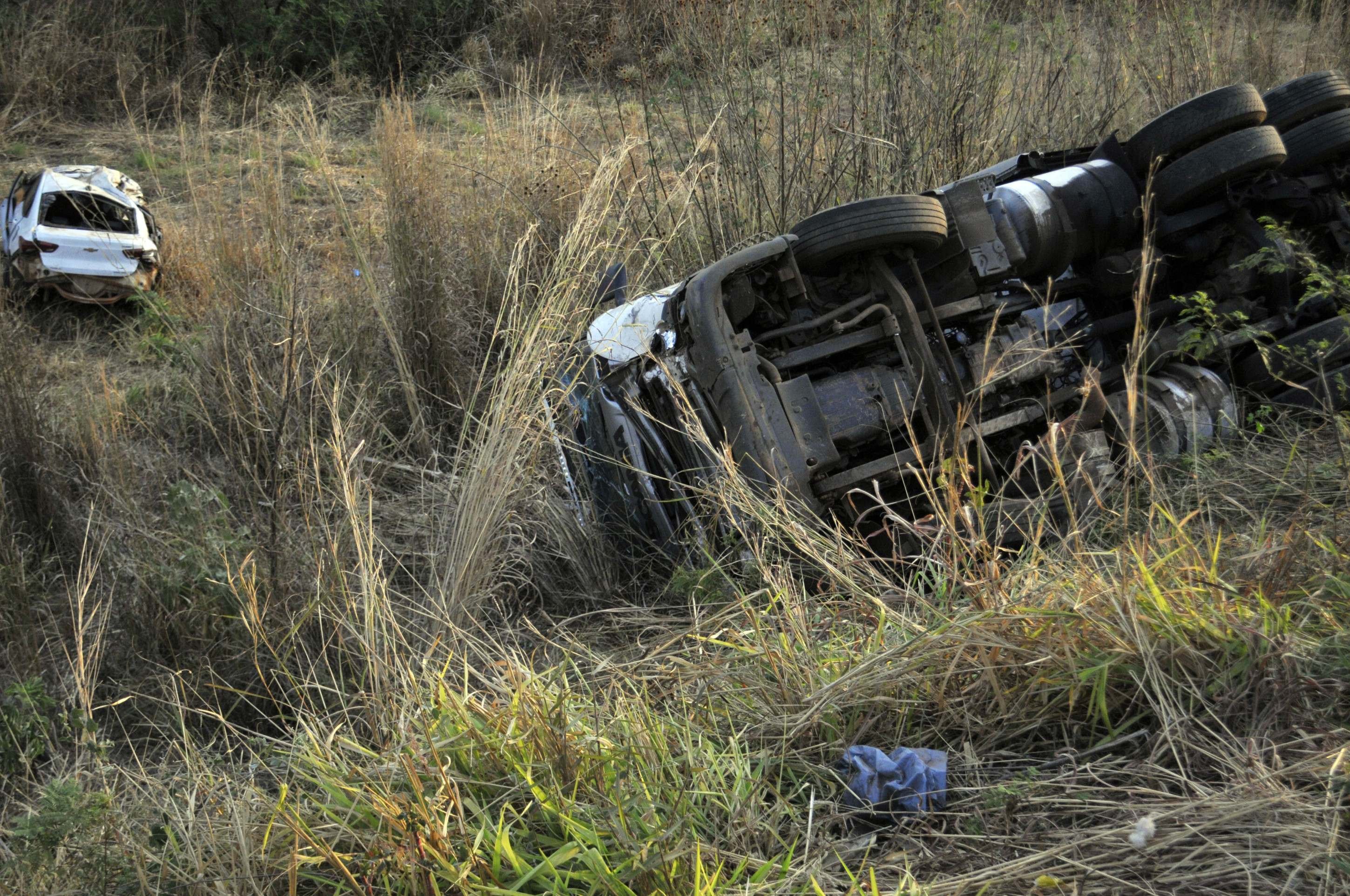 Acidente entre carro e carreta na DF 290 próximo ao Gama vitimou quatro homens 