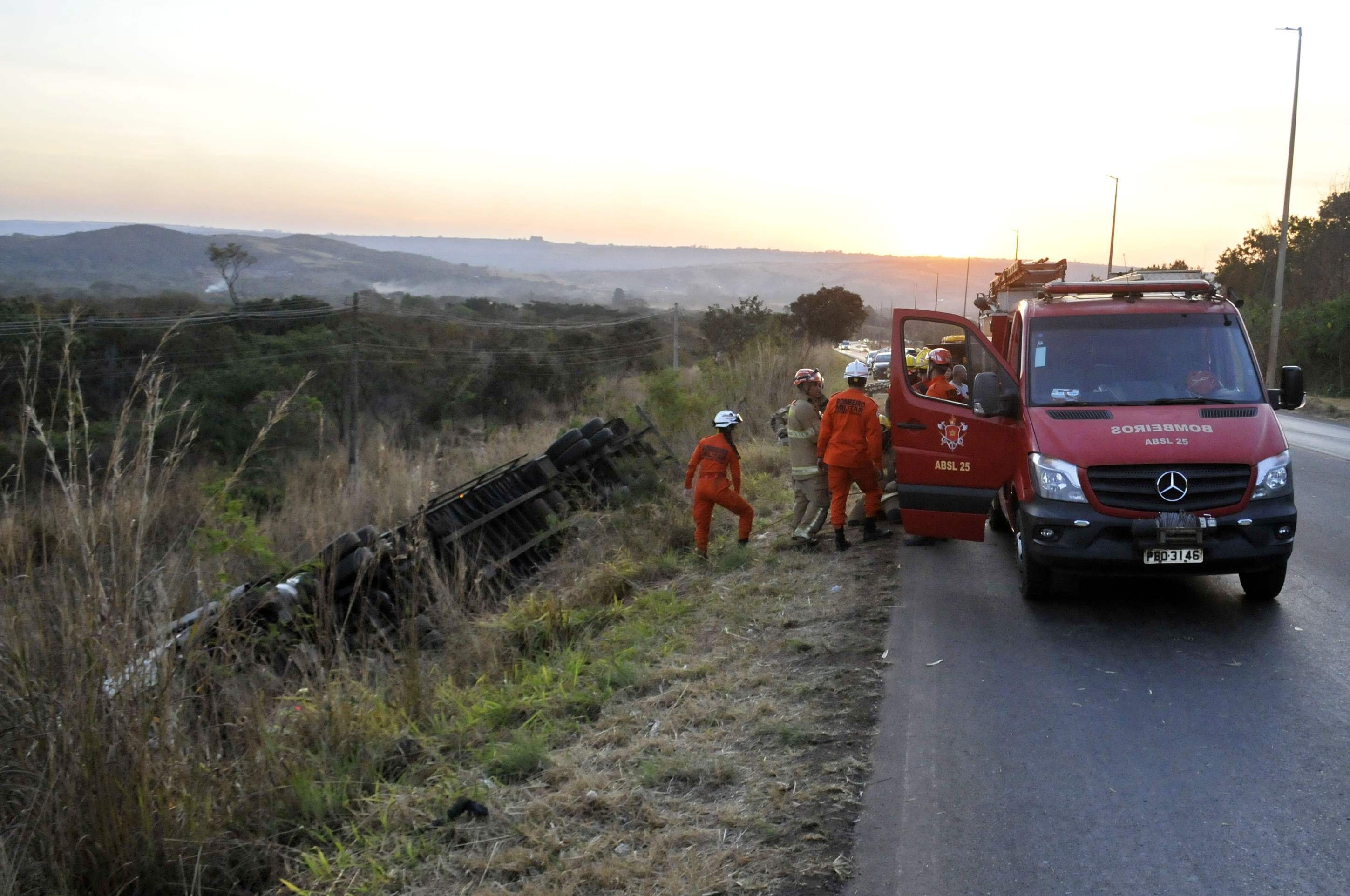  23/08/2025 Crédito: Marcelo Ferreira/CB/D.A Press. Brasil. Brasília - DF - Acidente entre carro e carreta na DF 290 próximo ao Gama.