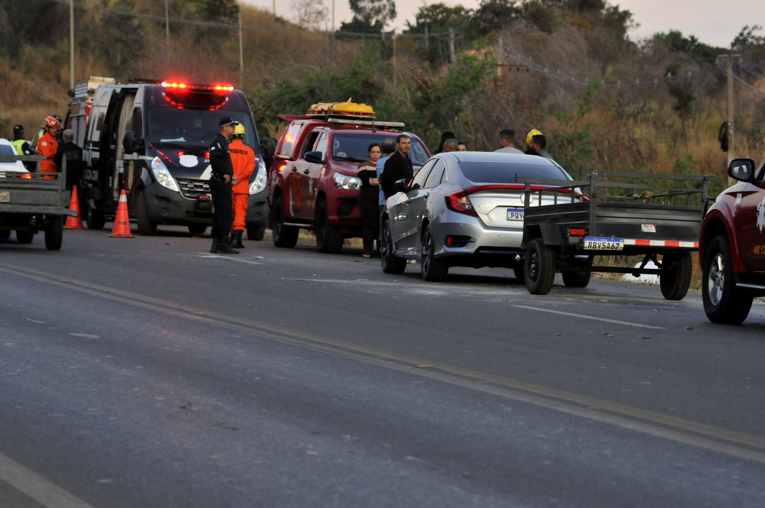 23/08/2025 Crédito: Marcelo Ferreira/CB/D.A Press. Brasil. Brasília - DF - Acidente entre carro e carreta na DF 290 próximo ao Gama.