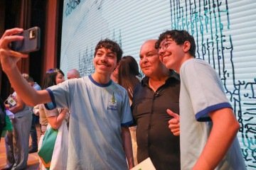 Os estudantes gêmeos José Pedro e Thiago Felipe, 17 anos, com o governador do DF, Ibaneis Rocha -  (crédito: Renato Alves / Agência Brasília)