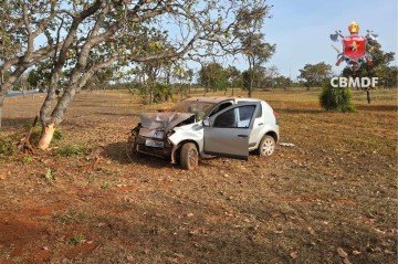 Condutor de 22 anos teve apenas escoriações leves -  (crédito: Divulgação/ CBMDF)
