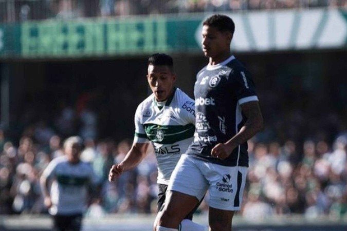 Coritiba e Remo tiveram desempenhos equilibrados na primeira etapa, mas no segundo tempo os donos da casa foram superiores, mesmo com um a menos, porém não foram eficientes -  (crédito: Foto: Samara Miranda / Remo)