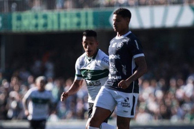 Coritiba e Remo tiveram desempenhos equilibrados na primeira etapa, mas no segundo tempo os donos da casa foram superiores, mesmo com um a menos, porém não foram eficientes -  (crédito: Foto: Samara Miranda / Remo)