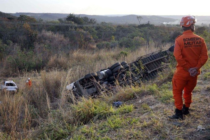 O condutor do Ônix dirigia em direção a Samambaia, perdeu o controle e colidiu contra a carreta, que seguia na via contrária, sentido Gama