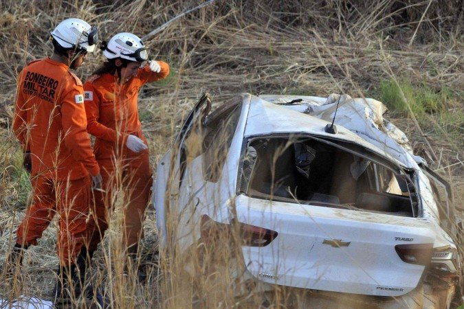 A carreta e o Ônix foram parar fora da DF-290: os dois veículos trafegavam em sentido contrário e colidiram, provocando a morte de quatro pessoas e ferimento em duas
 -  (crédito:  Marcelo Ferreira/CB/D.A Press)