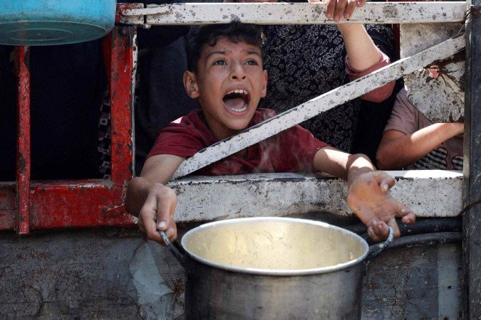 Bebê é examinado no hospital Al-Rantisi na Cidade de Gaza em 7 de agosto -  (crédito: Reuters)