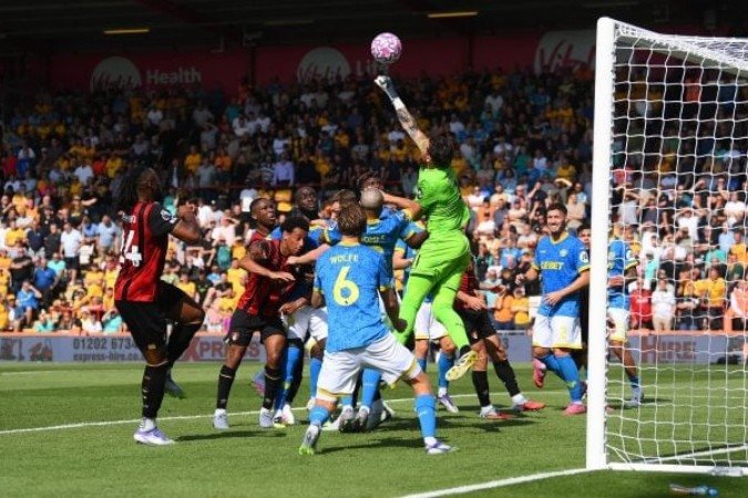 Goleiro José Sá tenta afastar o perigo da área do Wolverhampton -  (crédito: - Mike Hewitt/Getty Images)
