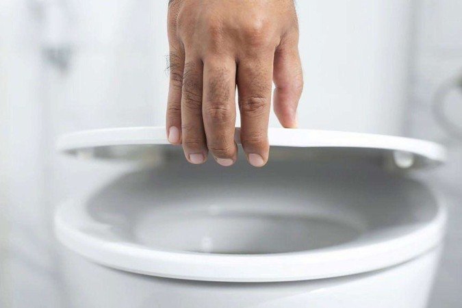 Cobrir o assento do vaso sanitário com papel não irá impedir a difusão dos germes, pois o papel é muito poroso -  (crédito: Getty Images)
