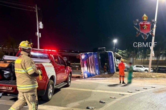 O caminhão foi deixado sob a responsabilidade da empresa transportadora -  (crédito: Divulgação/CBMDF)