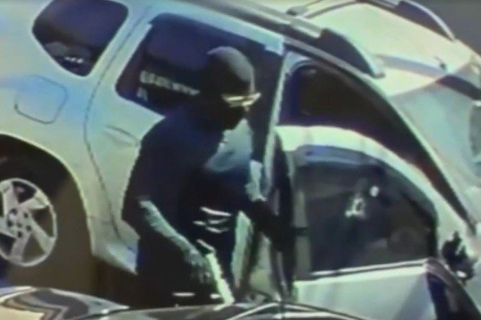 Segundo o delegado Flavio Rodrigues, o criminoso chegou a abrir a porta do carro para disparar de forma mais direta contra a vítima

 -  (crédito: Reprodução)