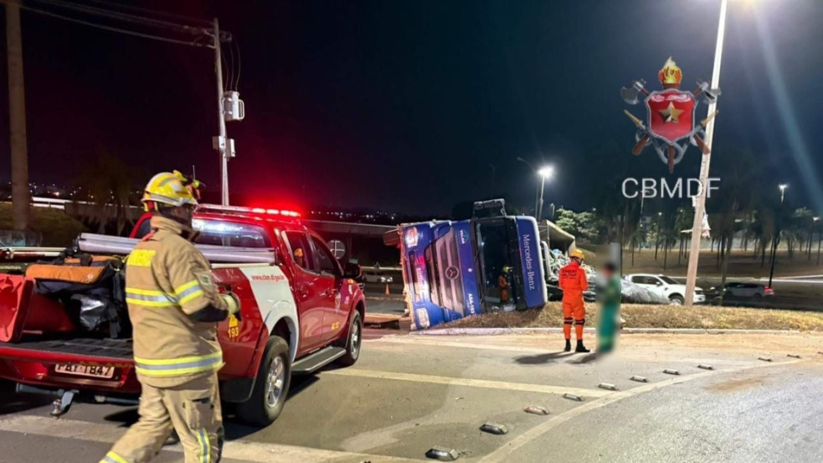 Carreta carregada com entulho tomba na EPIA, próximo à Candangolândia