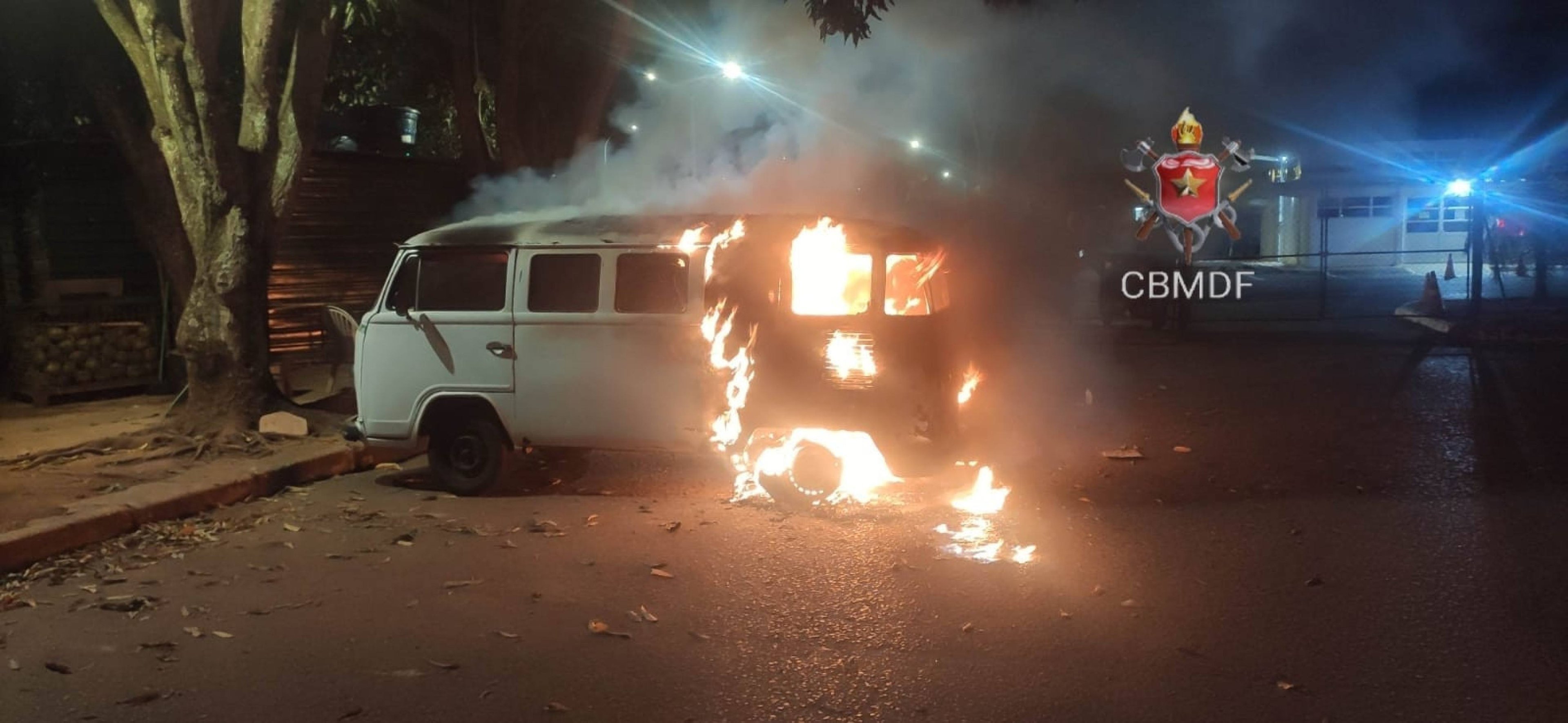 Kombi pega fogo no Lago Sul, na madrugada deste sábado (23/8)