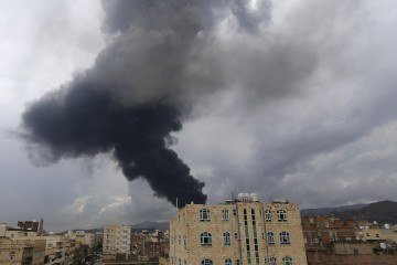 Coluna de fumaça sobe sobre Saná após bombardeios israelenses em alvos controlados pelos huthis       -  (crédito: Mohammed HUWAIS / AFP)