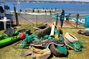 Cerca de 300kg de lixos foram retirados do Lago Paranoá
