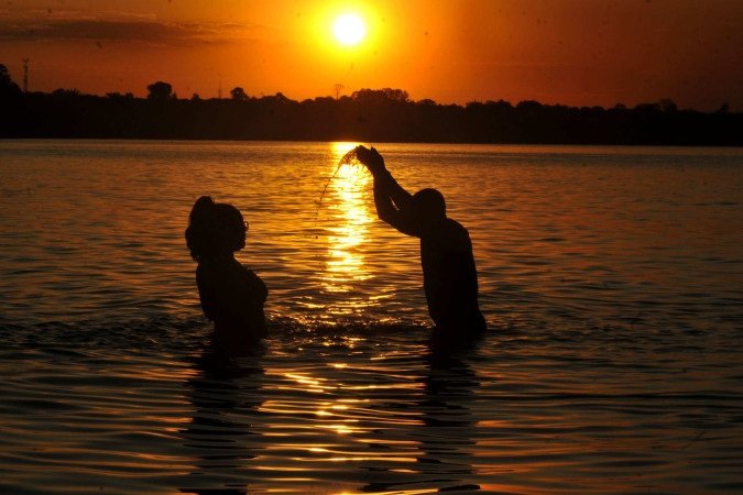 Lago Paranoá é opção para se refrescar das altas temperaturas -  (crédito:  Marcelo Ferreira/CB/D.A Press)