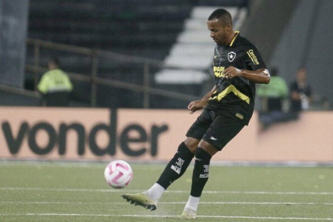 MARLON FREITAS – Consistente na marcação no primeiro tempo. Já na etapa final, deu alguns espaços que permitiram ao Juventude crescer na partida. Chegou a aparecer como elemento-surpresa próximo da área, mas a finalização que tentou no primeiro tempo não teve efeito.  NOTA: 5,5. Foto: Vitor Silva/Botafogo.