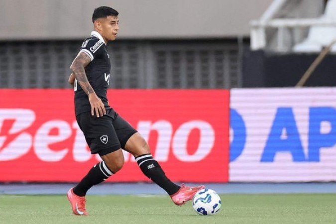 DAVID RICARDO – Atuação próxima à de Barboza, mas com algumas dificuldades na cobertura de Alex Telles e Marçal, que atuaram pelo seu lado nos dois tempos. Ainda assim, teve mais pontos positivos do que negativos. NOTA: 6,5. Foto: Vitor Silva/Botafogo