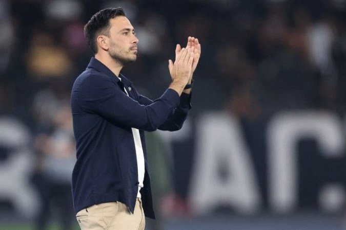 TÉCNICO: DAVIDE ANCELOTTI – O Botafogo não fez grande jogo e foi dominado boa parte do duelo. Felizmente, achou um gol no primeiro tempo. Na etapa final, o jogo teve baixa qualidade técnica, mas as suas substituições animaram o time que foi buscar a vitória com gols de um dos reservas. NOTA: 5,5. Foto: Vitor Silva/Botafogo.