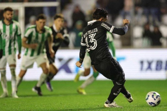 JUVENTUDE – Tiago Carpini montou uma equipe coesa, que foi dominante na maior parte do tempo e criou muitas oportunidades. Perdeu o jogo no fim graças à estrela de Chris Ramos. Batalla, além de fazer o gol neste 3 a 1, participou de boas jogadas e foi o mais regular da equipe. NOTA: 6,0. Foto: Vitor Silva/Botafogo.