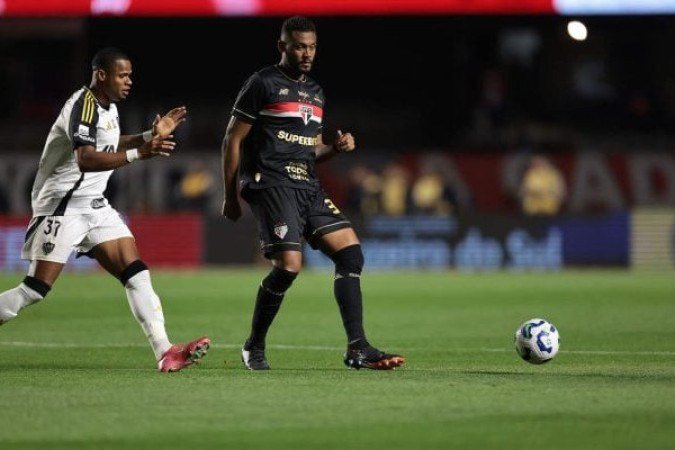 SABINO – Assim como Ferraresi e Alan Franco, fez um bom jogo. O esquema de Crespo com três zagueiros mostrou-se bastante funcional. NOTA: 6,5. Foto: Rubens Chiri/São Paulo.