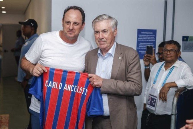Ancelotti recebe camisa do Bahia do técnico Rogério Ceni -  (crédito:  Foto: Rafael Rodrigues / EC Bahia)