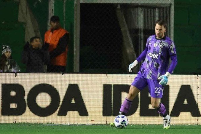 NETO - Fez a sua estreia com a camisa do Botafogo. Boas defesas, três delas excelentes,  no segundo tempo. Mas a cabeçada de Battala no gol dos gaúchos era defensável. Estava mal colocado no lance e levou a bola por cobertura.  NOTA 6,5. Foto: Vitor Silva/Botafogo