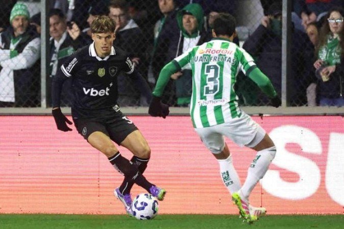 MONTORO – Não se omitiu e buscou o jogo. O problema é que não conseguiu dar celeridade às jogadas e teve poucas soluções criativas. Ainda assim, ficou claro que tem potencial; precisa apenas encaixar melhor seu estilo. Saiu para a entrada de Santo Rodríguez aos 23 minutos do segundo tempo.  NOTA: 5,0. Foto: Vitor Silva/Botafogo.