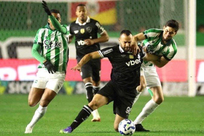ARTHUR CABRAL – Bem mais participativo do que nos jogos anteriores, buscou se posicionar, chamou o jogo e levou vantagem contra a defesa adversária. Quase marcou de cabeça e sofreu o pênalti que Alex Telles converteu para empatar a partida. No segundo tempo, foi menos intenso, mas teve o mérito de prender os zagueiros e abrir espaço. NOTA: 6,0. Foto: Vitor Silva/Botafogo.
