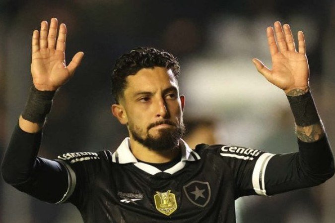ALEX TELLES – Natural de Caxias do Sul e enfrentando o time que o revelou, cobrou bem o pênalti que empatou o jogo em 1 a 1 e não comemorou. Seguro quando aparece no apoio, já que tem técnica acima da média, e fez um bom cruzamento. No entanto, segue vacilante na marcação: deixou Batalla aparecer nas suas costas para marcar o gol do Juventude no primeiro tempo. Saiu aos 10 minutos da etapa final para a entrada de Marçal. NOTA: 6,0.  Foto: Vitor Silva.