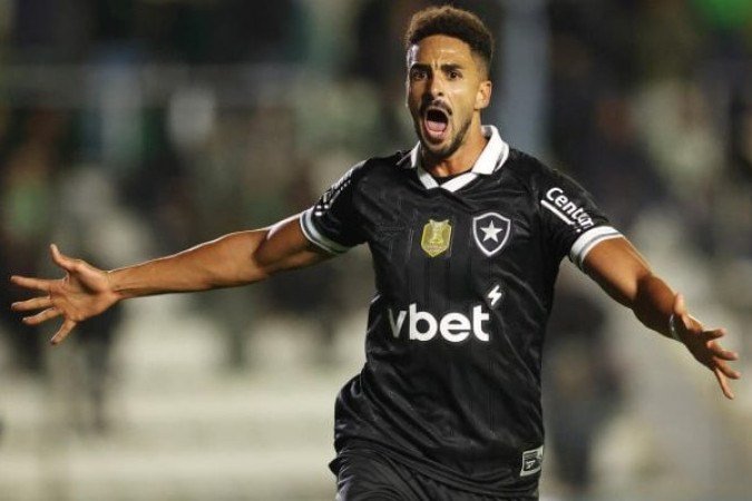 CHRIS RAMOS  - Entrou no lugar de Corrêa aos 21 minutos do segundo tempo. Não recebia bolas até fazer um gol de raro oportunismo e qualidade. No fim, apareceu de novo na área e fez seu segundo gol no jogo. O cara. Que estreia! NOTA 8,0. Foto: Vitor Silva