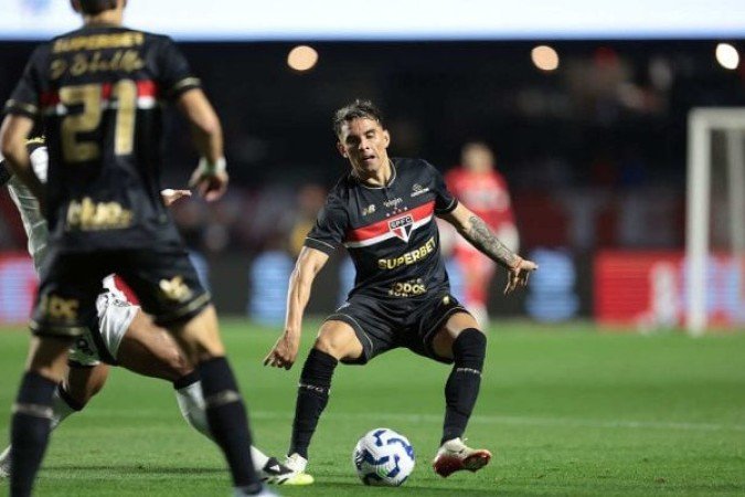 ENZO DÍAZ – Como o Atlético só ameaçava principalmente quando Gabriel Menino aparecia para apoiar o ataque, ficou mais preso na marcação. Cometeu uma falta dura que resultou em cartão amarelo. No geral, fez um jogo correto e consistente, embora tenha apoiado pouco o time ofensivamente. NOTA: 6,0. Foto: Rubens Chiri/São Paulo.