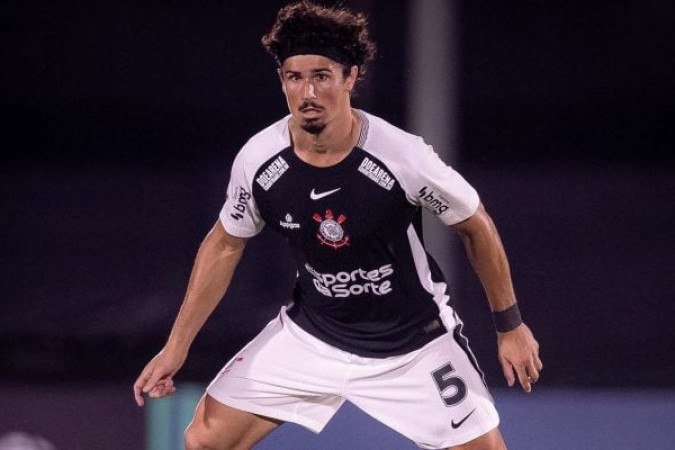 ANDRÉ RAMALHO - Foi bem na maioria dos lances, com cortes e marcação. Além disso, iniciou a jogada do primeiro gol com belo lançamento. No entanto, colocou a mão na bola dentro da área e gerou o gol de empate do Vasco. Porém, se recuperou no restante do jogo. NOTA 7.0 - Foto: Rodrigo Coca/Agência Corinthians