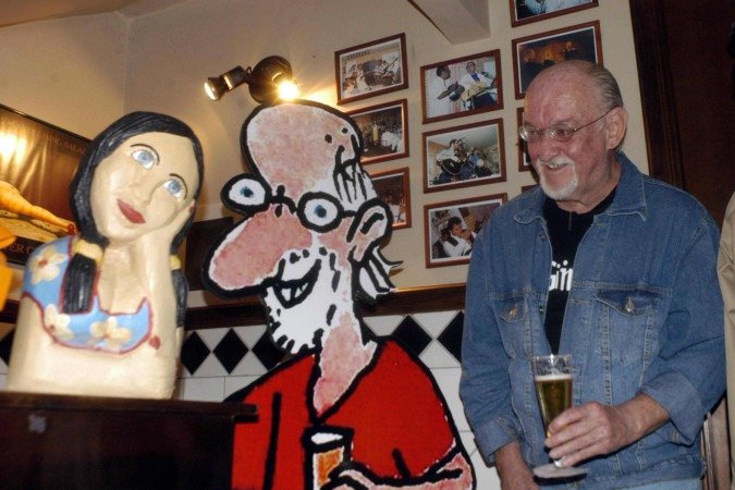 O cartunista Jaguar em Brasília em 2005 durante a inauguração de um espaço em sua homenagem -  (crédito: Paulo de Araujo/CB/D.A Press)