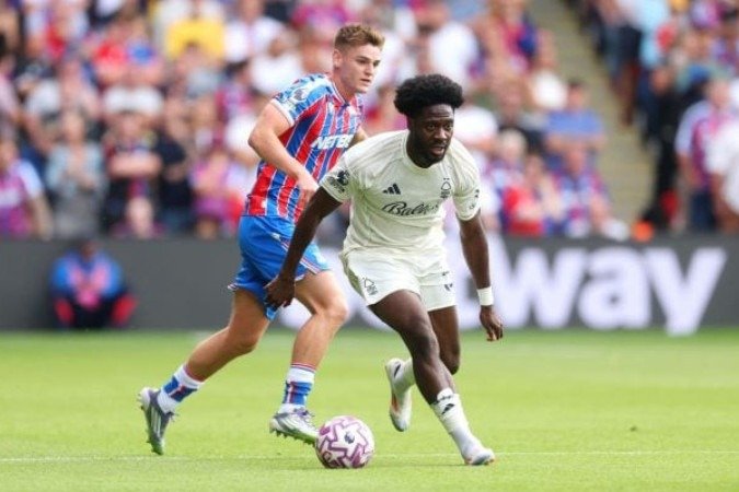 Ola Aina, do Nottingham Forest, escapa da marcação de Devenny, do Crystal Palace - (crédito: - Richard Pelham/Getty Images) Ola Aina, do Nottingham Forest, escapa da marcação de Devenny, do Crystal Palace - (crédito: - Richard Pelham/Getty Images)
