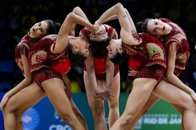 A equipe brasileira de Ginástica Rítmica celebra a medalha de prata no conjunto misto, no Parque Olímpico do Rio de Janeiro -  (crédito: Reprodução/Instagram )