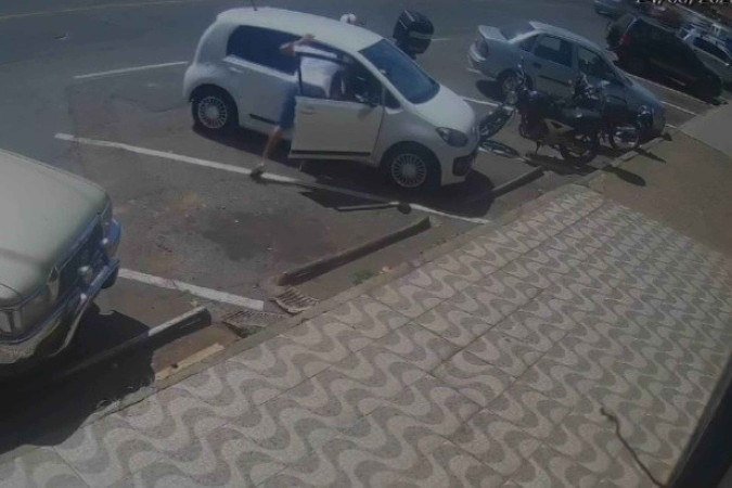 Pai é levado à delegacia após agredir filho de 12 anos na rua; veja vídeo