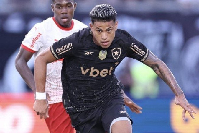 MATHEUS MARTINS – Sua entrada no lugar de Jeffinho foi uma surpresa, mas mostrou serviço ao usar sua velocidade para construir boas jogadas — uma delas resultou no terceiro gol do Glorioso. NOTA: 6,5. Foto: Vitor Silva/Botafogo.