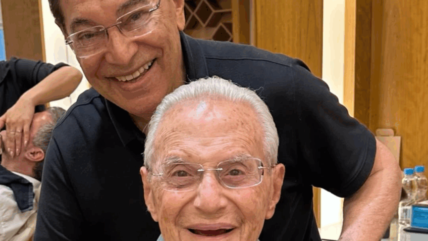 Em rara aparição, Paulo Maluf surge cortando o cabelo com cabeleireiro de Silvio Santos