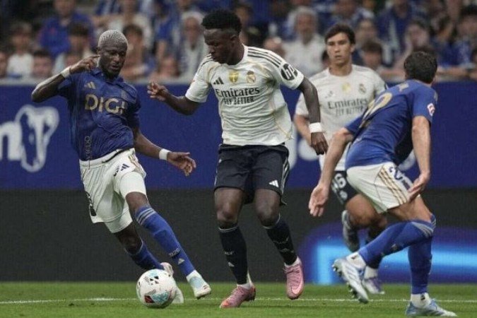 Vini Jr. iniciou no banco e entrou na etapa final para dar uma assistência e fazer um gol  no 3 a 0 do Real sobre o Oviedo -  (crédito: Foto: Divulgação / Real Oviedo)