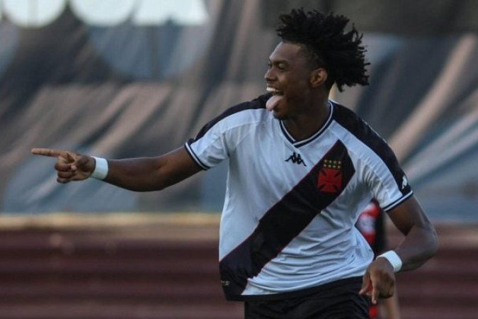 GB - Entrou desligado no jogo, com erros de passe e dificuldade para progredir com as jogadas. NOTA: 4,5.