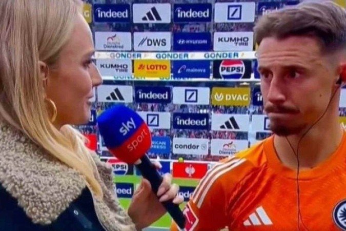 Marco Friedl, do Werder Bremen, vestiu a camisa do Eintracht após o jogo e confundiu a repórter - (crédito: - Reprodução de Vídeo) Marco Friedl, do Werder Bremen, vestiu a camisa do Eintracht após o jogo e confundiu a repórter - (crédito: - Reprodução de Vídeo)