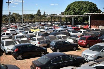 Para retirar os veículos, os donos deverão apresentar a quitação de débitos como IPVA, multas, taxas de licenciamento e seguro obrigatório e outros encargos legais -  (crédito: André Borges/Agência Brasília)
