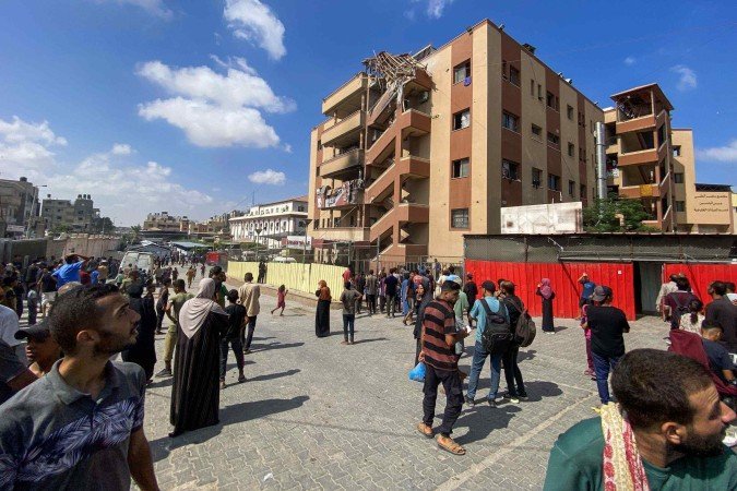 Palestinos se reúnem em frente ao hospital Nasser em Khan Yunis, no sul da Faixa de Gaza, em 25 de agosto de 2025, após ataques israelenses - (crédito: AFP) Palestinos se reúnem em frente ao hospital Nasser em Khan Yunis, no sul da Faixa de Gaza, em 25 de agosto de 2025, após ataques israelenses - (crédito: AFP)