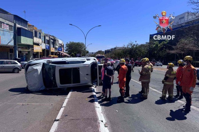 O acidente ocorreu na avenida W3 norte, altura da quadra 714. Chegando ao local, os militares encontraram um veículo tombado. 
 -  (crédito: Divulgação: CBMDF)