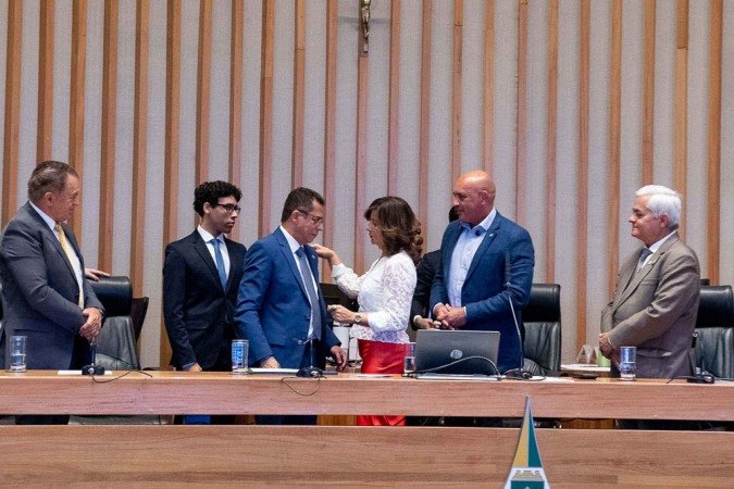 José Ribamar com a família e o presidente da CLDL, Wellington Luiz -  (crédito:  Carlos Gandra/Agência CLDF)