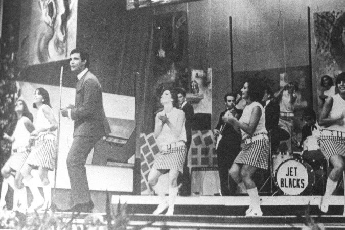 O cantor Roberto Carlos durante apresentação do grupo Jet Blacks, no programa Jovem Guarda. -  (crédito:  Rede Record/Divulgação)