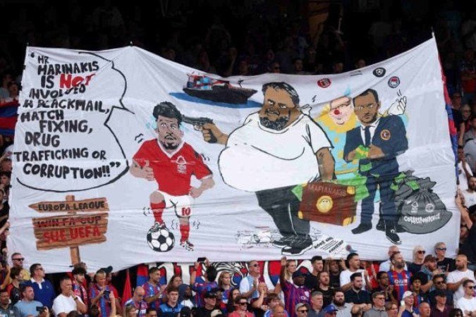 Protestos contra John Textor em jogos na Europa -  (crédito: Foto: Richard Pelham/Getty Images)